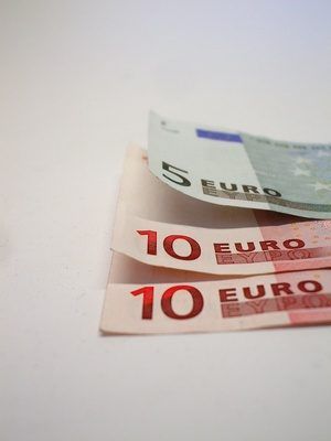 Les frais sont payés en Euros