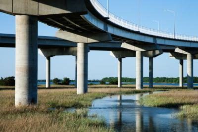 piliers de ciment soutiennent une autoroute pour les zones humides.