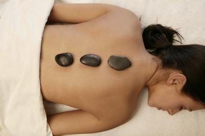 Les pierres sont utilisées dans le massage pour soulager le stress.