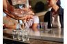 La plupart des États ont un âge minimum de 18 ans pour servir de l'alcool et une préférence de 25 ans ou plus pour la plupart des postes de barman.