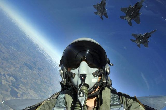 Un pilote US Air Force volant en formation.