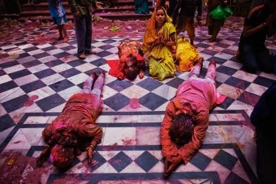 Dévots prient hindous à l'intérieur de temple en Inde