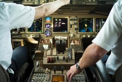 Pilote et co-pilote effectuent vérification avant vol de l'avion