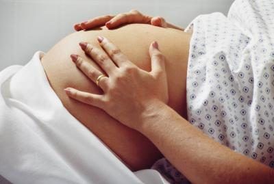 Une femme enceinte estomac tenant