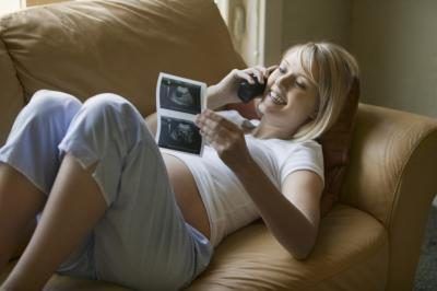 Une femme enceinte sur le téléphone