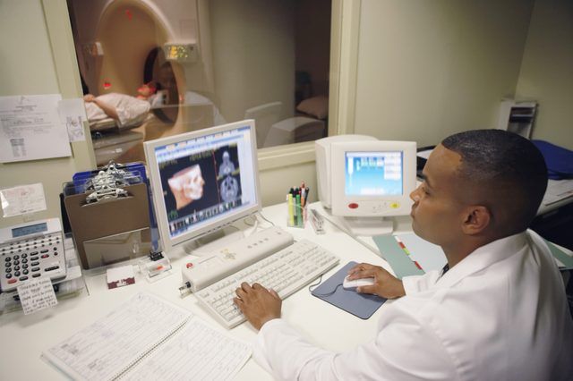 Technicien en regardant l'IRM sur l'écran de l'ordinateur