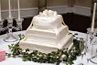 Le gâteau de Mariage à trois levels is a Élément traditionnel des réceptions de mariage.