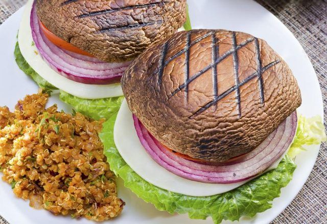 Grillés portobello hamburgers végétariens.