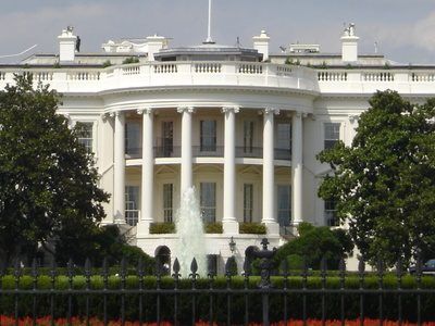 La Maison Blanche a un portique tour.