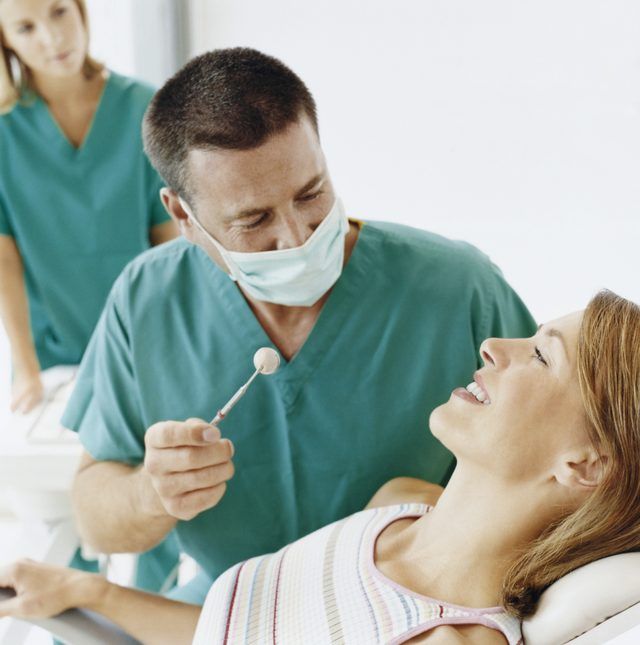 Nettoyages parodontales sont effectuées dans le cadre du schéma de traitement de la gingivite et la parodontite.