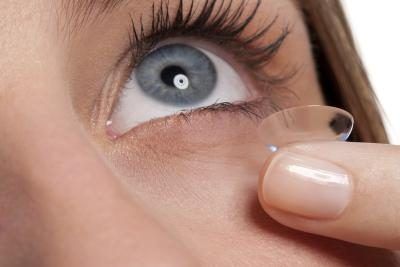 Digluconate se trouve dans de nombreuses solutions pour lentilles de contact.