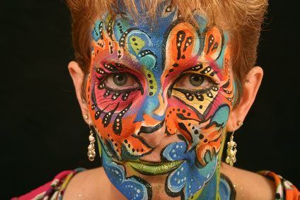 Face-peinture peut servir de masque de Mardi Gras.