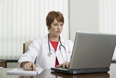 Docteur regardant ordinateur portable