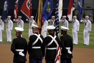Les personnes dans l'armée effectuent le salut militaire pour l'ensemble de l'hymne