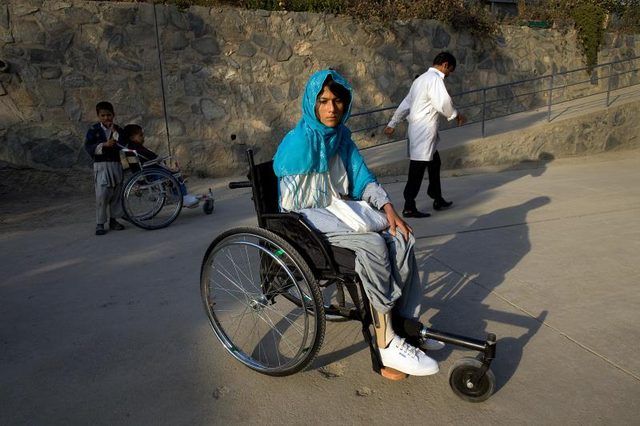 Femme en fauteuil roulant en Afghanistan