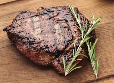 Un steak grillé sur une planche à découper.