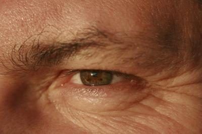 les poils des sourcils peuvent croître plus que les hommes vieillissent.