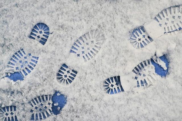 empreintes de chaussures dans la neige