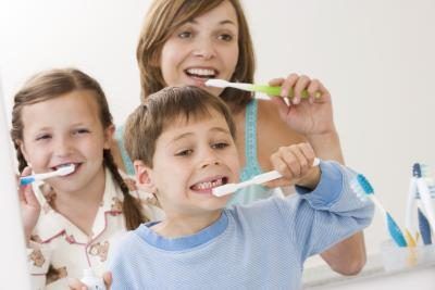 Veillez à toujours aider à la brossage et la soie dentaire de votre enfant's teeth to clean them properly.