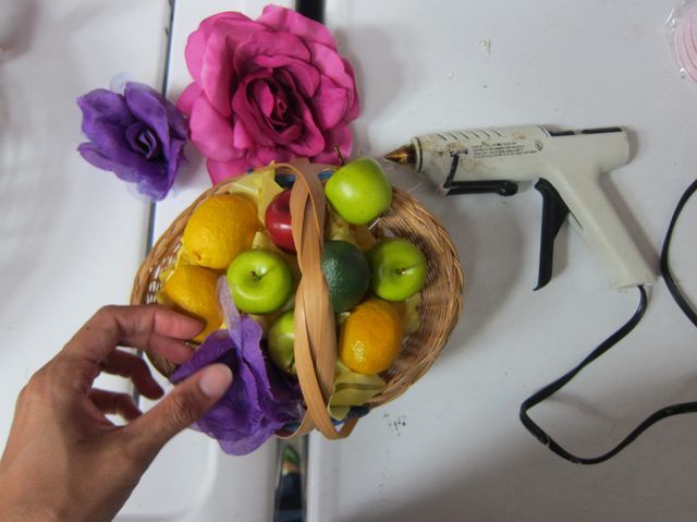 Un panier de fruits et de fleurs.