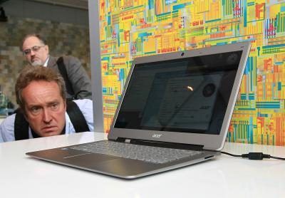 Homme regardant ordinateur portable Acer ultrabook