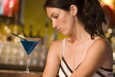 Femme avec cocktail.