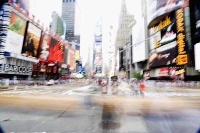 Times Square, NY où de nombreuses annonces sont affichées.