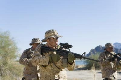 Officiers de Réserve de l'Armée avec des armes en tenue de camouflage