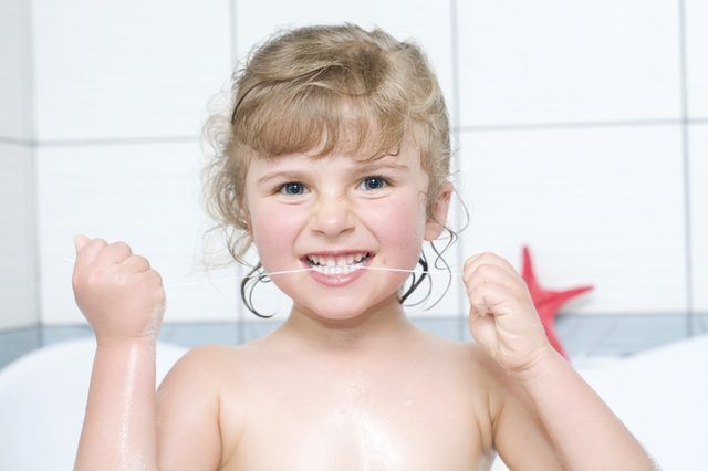 Enseignez à votre enfant comment la soie dentaire correctement.