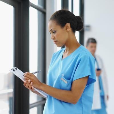 Les infirmières auxiliaires sont responsables de documenter tous les soins qu'ils fournissent.