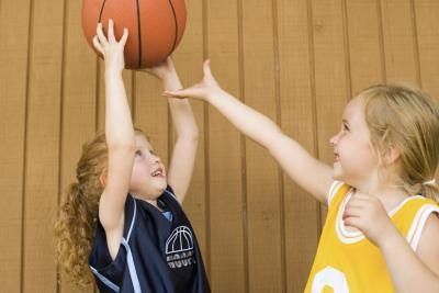 Les petites filles passant de basket-ball