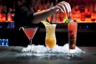 Beaucoup de gestionnaires de boissons ont commencé comme des serveurs ou barmans.
