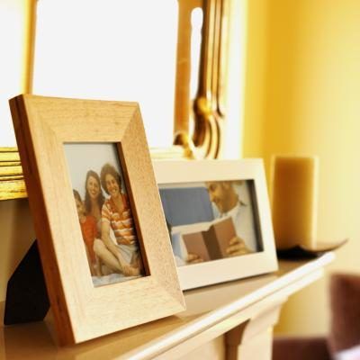 Afficher les photos dans des cadres et de les placer tout autour de la maison.