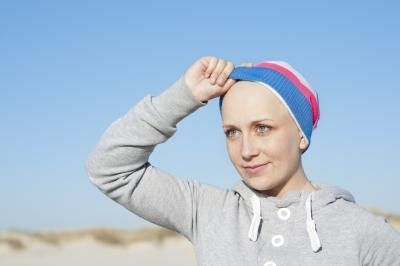 Femme sans cheveux due à la chimiothérapie.