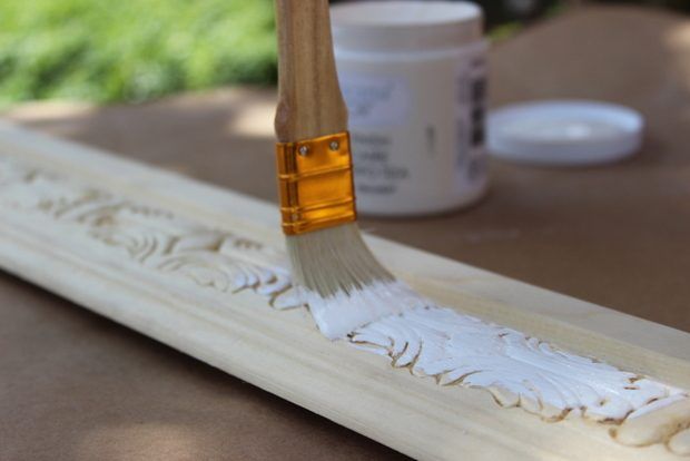 Pour appliquer la peinture craie, utilisez juin brosse à puce grande.