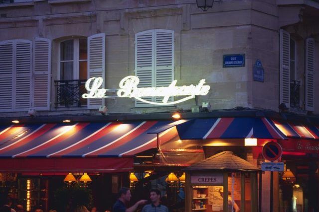 Un illuminé café français dans la soirée.