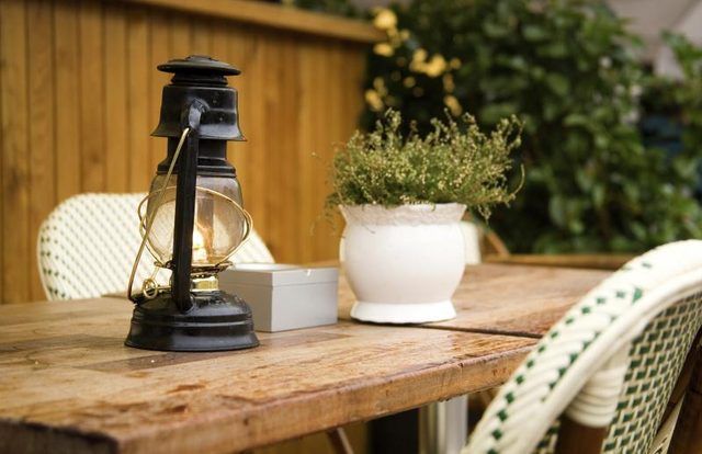 Une lanterne antique sur une table de patio extérieur.