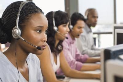 Le représentant de l'assurance de la qualité rend les employés que des centres d'appels fournissent des renseignements précis de manière courtoise et professionnelle.