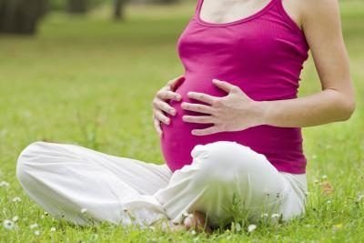 femme enceinte sur l'herbe