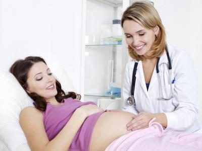 femme enceinte avec le médecin