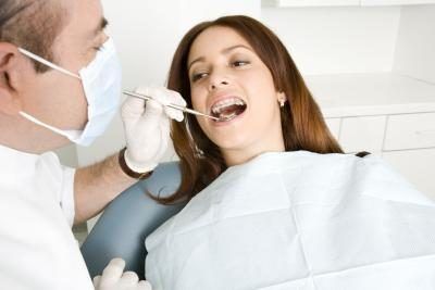 Le dentiste doit vous evalute pour voir si vous êtes un bon candidat pour un implant dentaire.