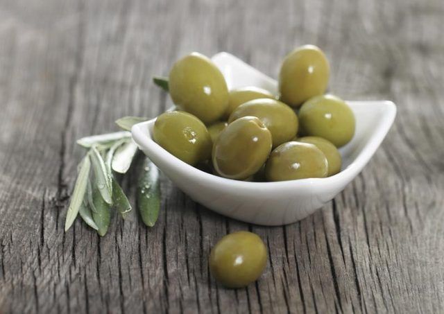 Petit bol d'olives vertes.