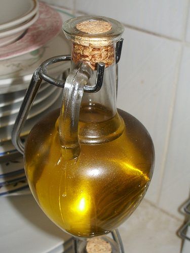 Mélanger l'huile d'olive avec du romarin pour créer une huile essentielle.
