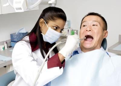 Si, après un temps, tout type de douleur dans la couronne dentaire persiste, un dentiste doit être contacté pour discuter des options avec un patient.