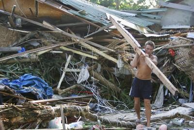 des milliers ont été tués quand un tsunami a frappé la Thaïlande en 2004