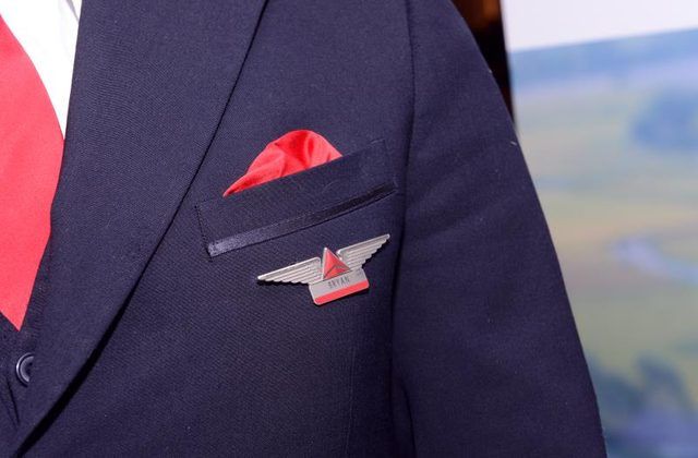 Détail d'un manteau hôtesse de Delta Airlines avec insigne