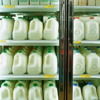 Les bouteilles de lait dans un supermarché réfrigérateur
