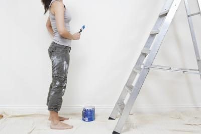 Femme prête à peindre le mur.