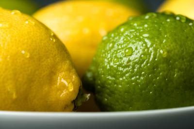 Les citrons sont jaune et limes sont verts.