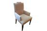 Un fauteuil de salle entièrement tapissé dans le style Parsons.